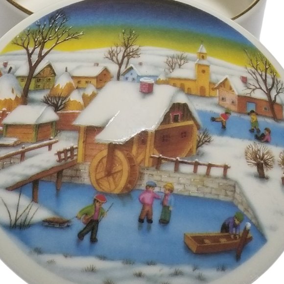 Collectible Lidded Round Trinket Box, With a Snow Village Scene by Picard China - Picture 8 of 9